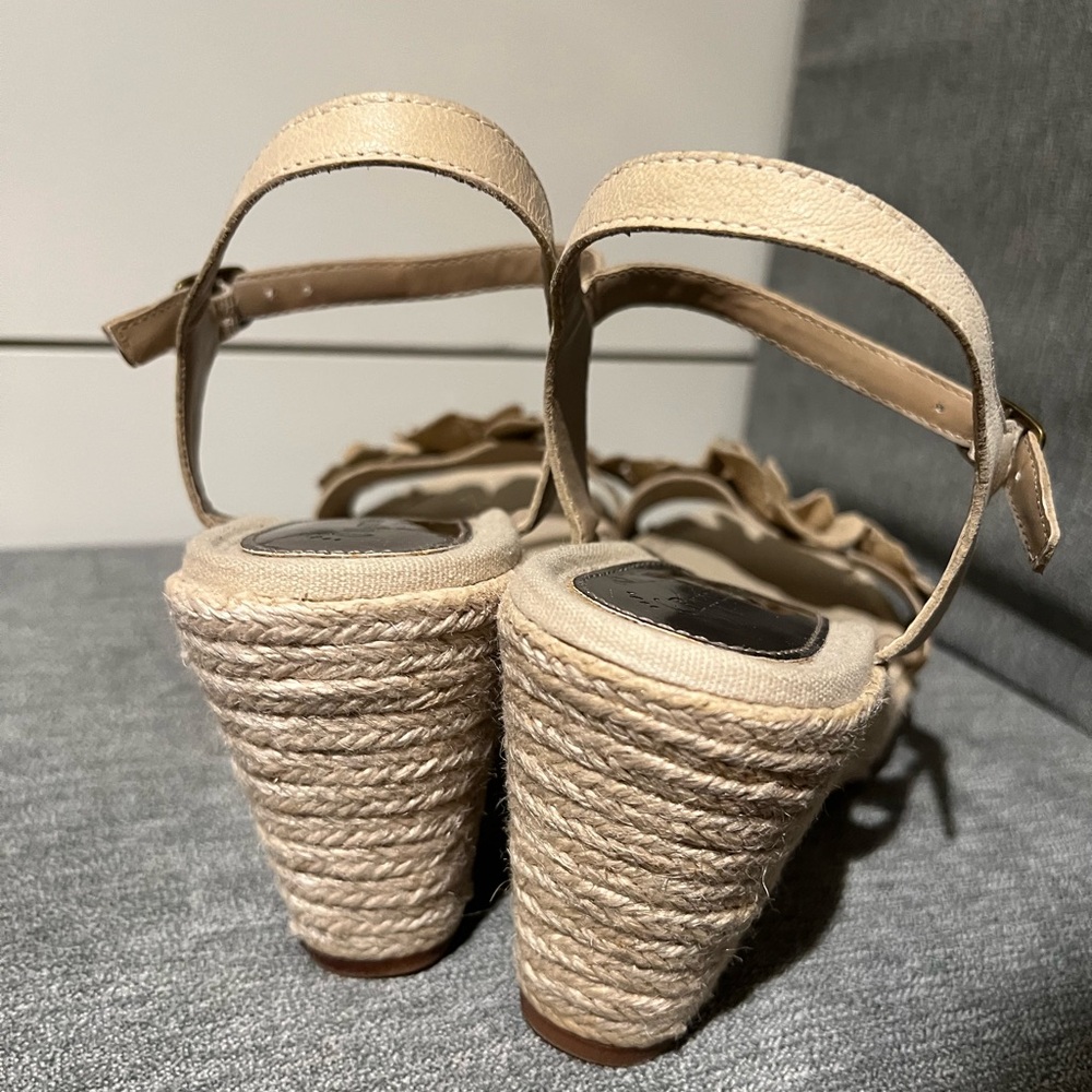 Bare Traps “Tease” Wedge Sandal with beautiful Leather Flower detail size 9M - Picture 5 of 6